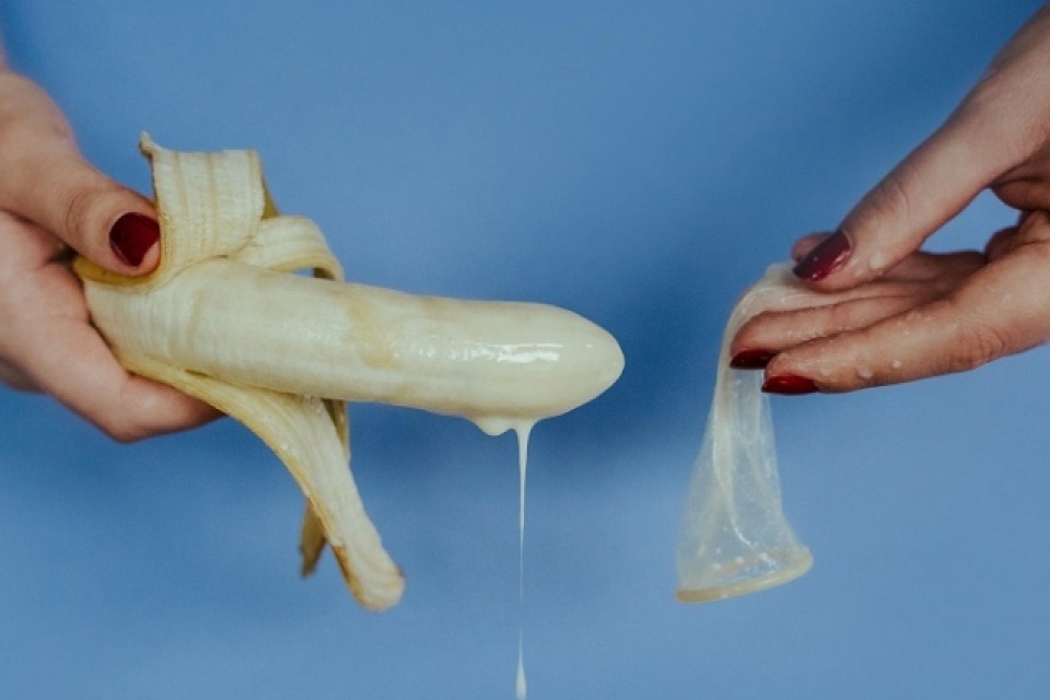 De juiste manier om een condoom af te doen en weg te gooien