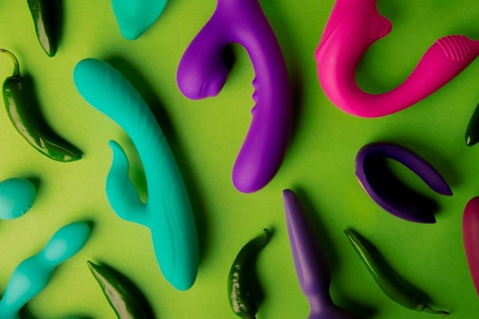 Je seksspeeltjes schoonmaken? Zo doe je dat goed