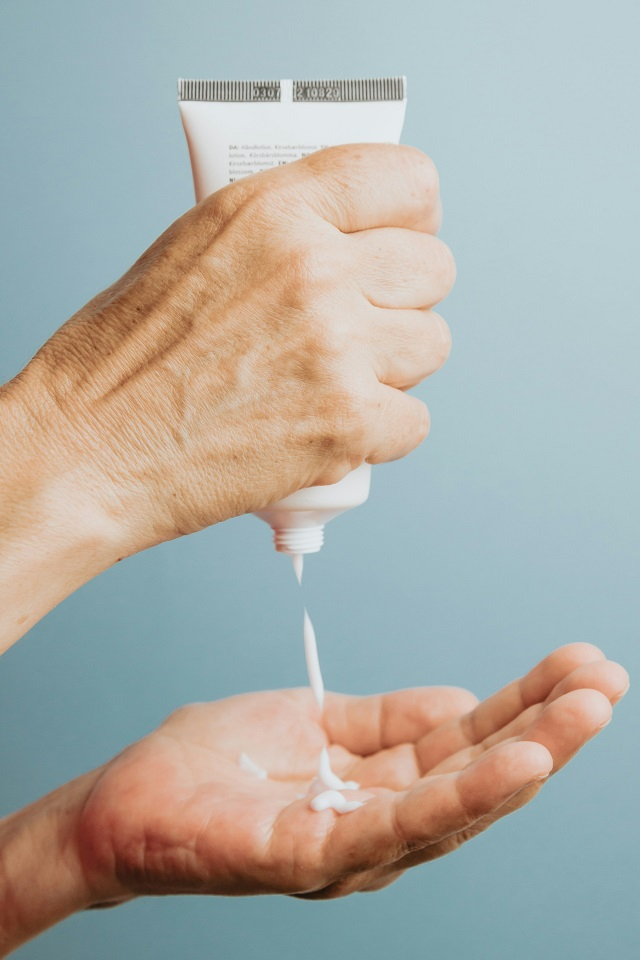 Man en vrouw testen hun favoriete glijmiddel dat werkt goed volgens wetenschappelijk onderzoek met een tintelend effect en zonder allergische reactie.