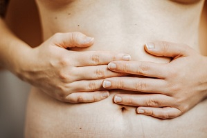 Vrouw gebruikt massage olie op de huid waardoor de huid trekt minder en vaginale droogte voorkomt voor langdurige werking.