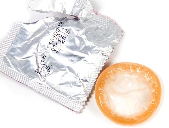meeste condooms verpakkingen staat zowel de houdbaarheidsdatum, vervaldatum, productiedatum. Condooms zijn beperkt houdbaar. Als een condoom plakkerig aanvoelt gooi het dan weg.