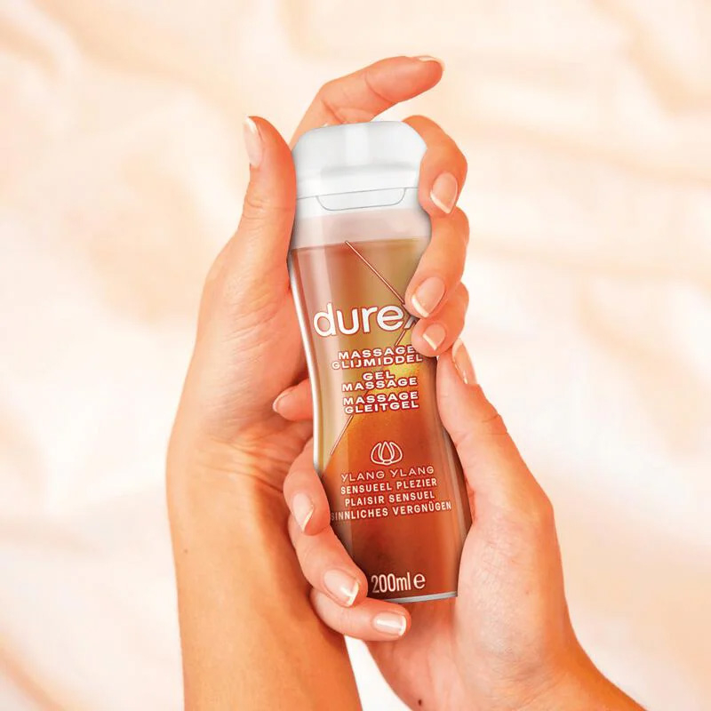DUREX PLAY MASSAGE 2 IN 1 SENSUAL OP WATERBASIS IS DEZELFDE UNIEKE COMBINATIE VAN MASSAGEGEL EN GLIJMIDDEL MAAR DAN MET EEN HEERLIJKE SENSUELE GEUR EN SMAAK. • Dankzij de toevoeging van Ylang Ylang bereikt de sensualiteit een hoogtepunt. • De gel is perfect te gebruiken over het gehele lichaam en intieme zones. • Eenvoudig te doseren met één hand, dankzij doseersysteem. • Helpt de intimiteit te versterken tijdens seks. • Te gebruiken met condooms en seksspeeltjes. • Niet vet of plakkerig. Massage olie en glijmiddel 2 in 1