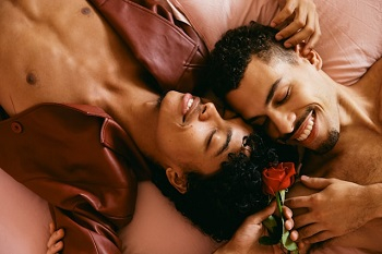 Kamasutra: Ook voor homoseksuele koppels Vrouwen vinden bepaalde standjes zoals doggy style met een voorbinddildo een van de beste standjes. Natuurlijk is lepeltje lepeltje en een missionaris positie (op je rug liggen tijdens de seks) een klassieker, maar je kan het ook spannender maken. Probeer eens te gaan zitten met het gezicht naar elkaar toe met ieder één been aan één kant, het andere been ingetrokken en pak elkaars billen vast voor stevigheid. Deze Lotus positie is een van de meest intieme standjes in de Kamasutra leer.