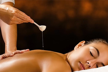 massage olie kopen met etherische olie voor een erotische massage. Professionele massageolie met minerale olie houdt de huid soepel en heeft een rustgevende werking.