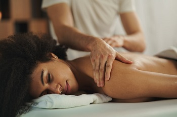 massage olie kopen met etherische olie voor een erotische massage. Professionele massageolie met minerale olie houdt de huid soepel en heeft een rustgevende werking.