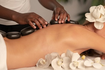 Verschillende soorten massageolie kopen. Fijne massageolie; erotische massageolie voor een heerlijke massage houdt de huid soepel en heeft verschillende geuren.