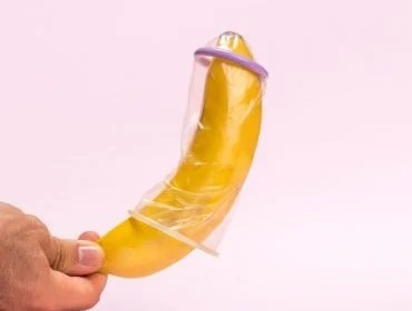 een vrouwencondoom ziet eruit als een zakje waarbij de zaadcellen in de condoom blijven vrouwencondoom beschermt vrijen gaat schuiven penis naast vrouwencondoom voordelen